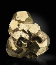 Pirite, gruppo di cristalli pentagonododecaedrici, fino a 2,5 cm, raccolto all’interno di una cavità delle lenti di magnetite. Campione di 5,5 × 5,5 × 5 cm. Coll. F. Senesi, foto M. Bonechi.